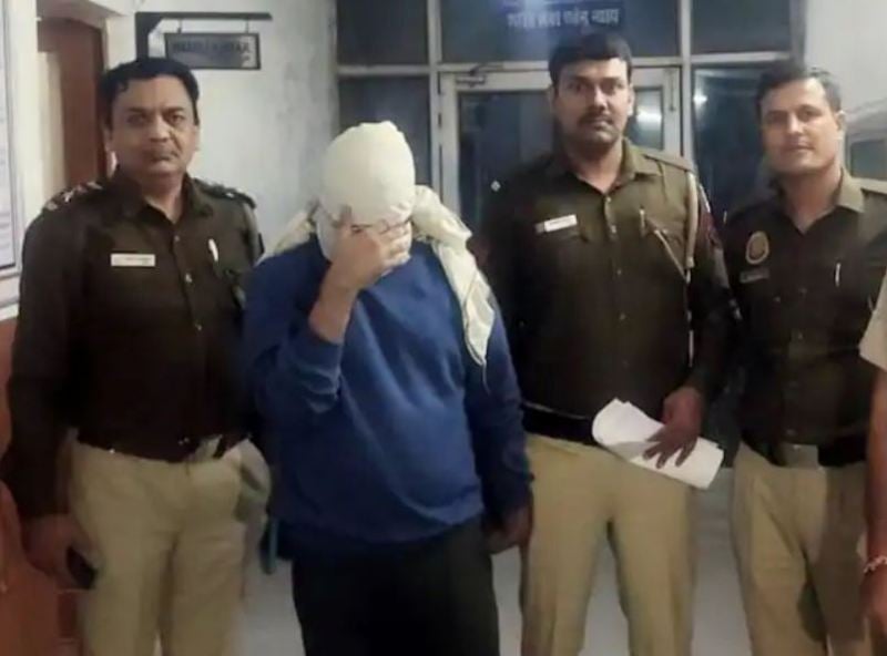 Accused Aftab Poonawala, along with Delhi police personnel, at Mehrauli Police Station in New Delhi on 14 November 2022