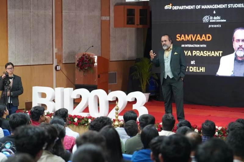 Acharya Prashant delivering lecture in IIT Delhi