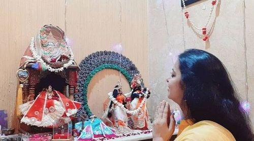 Acharya Pratishtha while praying