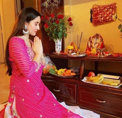 Aditi Budhathoki with an idol of Lord Ganesha