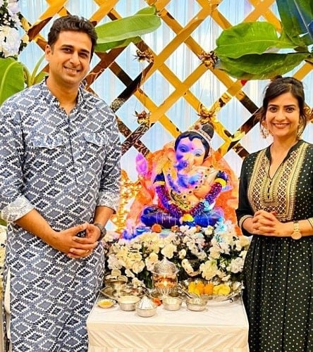 Aditi Sharma with an idol of lord Ganesha