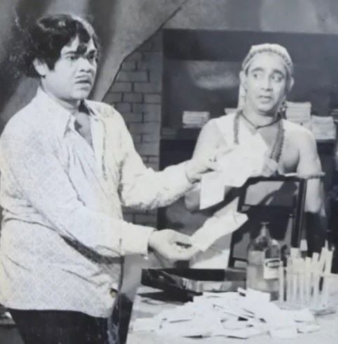 Adoor Bhasi with Bahadur in a scene from the film Rahasiya Rathri
