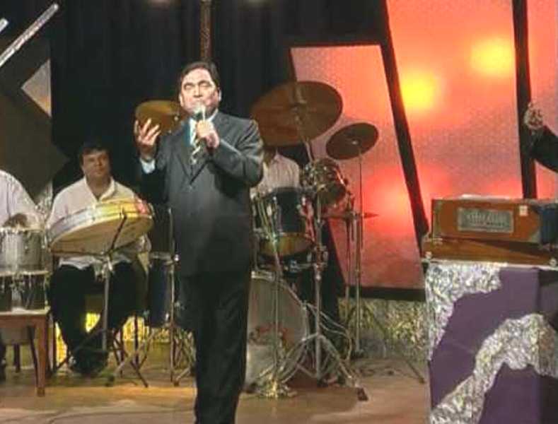 Agam Kumar Nigam singing in an orchestra