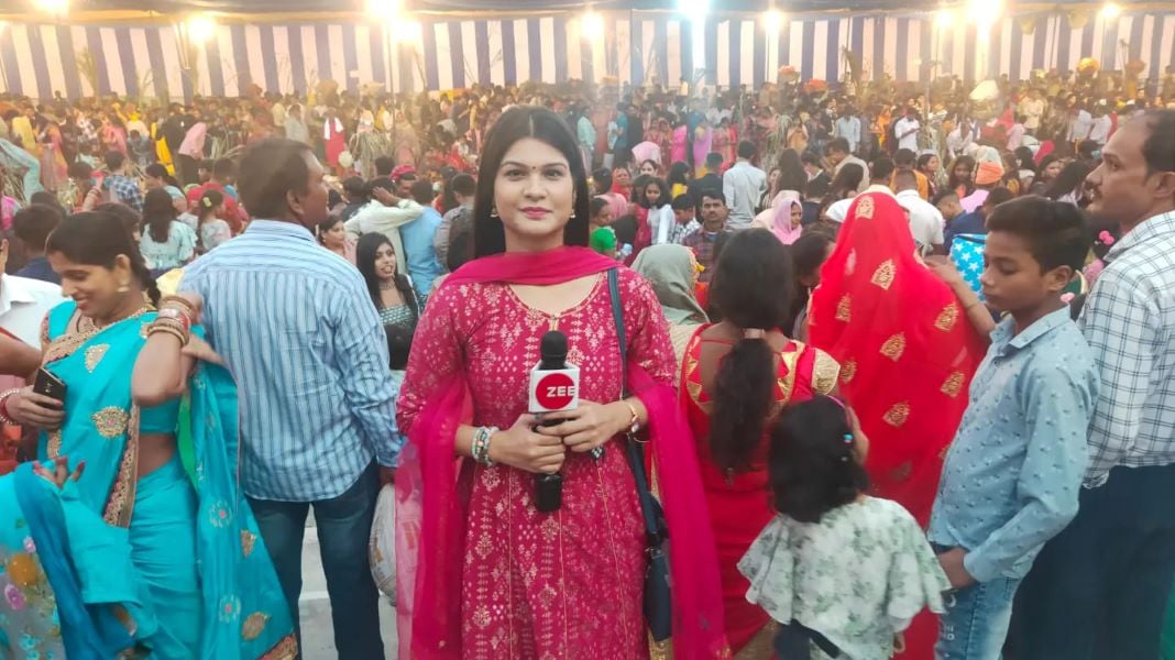 Aishwarya Dubey reporting news on Zee News