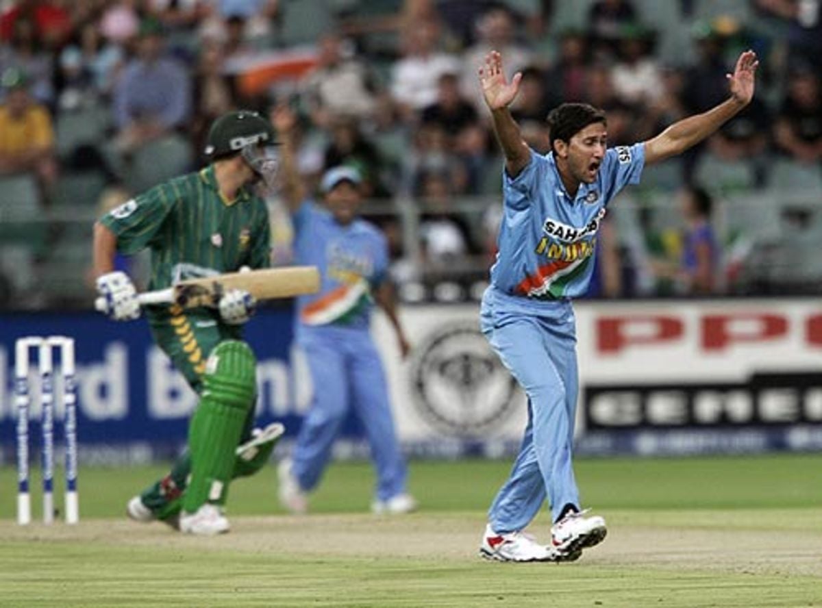 Ajit Agarkar appeals during a T20I match on 1 December 2006