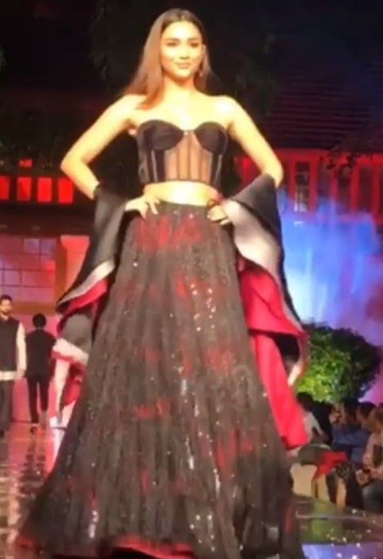 Akanksha Sharma walking on a ramp wearing Manish Malhotra