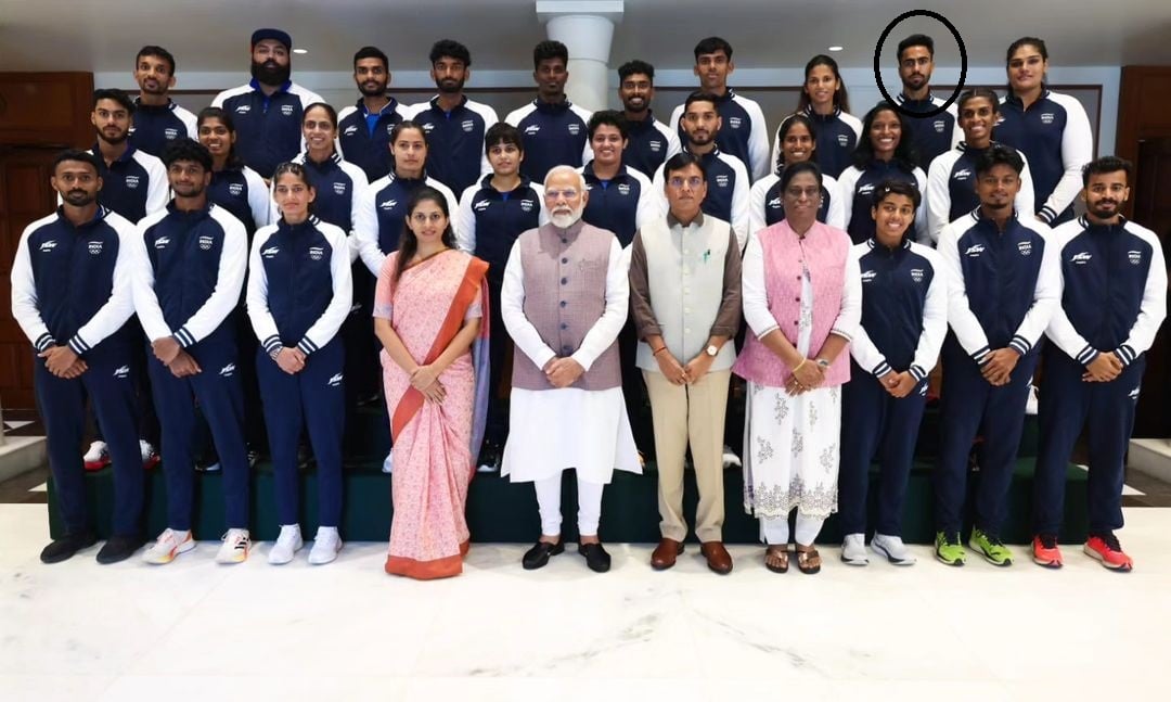 Akshdeep Singh and other athletes along with Narendra Modi