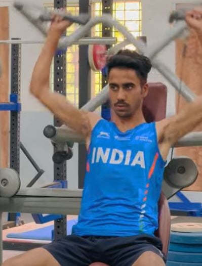Akshdeep Singh working out at the gym