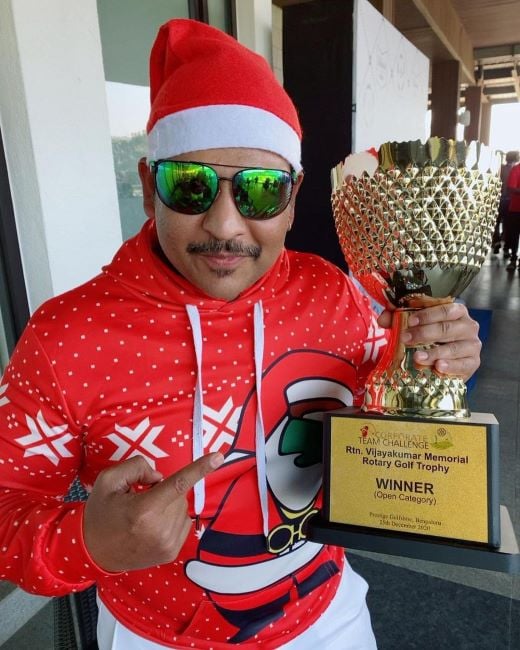 Akul Balaji holding Rtn. Vijaykumar Memorial Rotary Golf Trophy