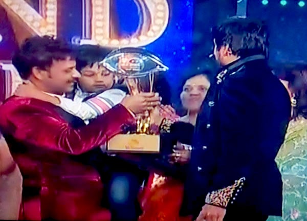 Akul Balaji receiving Bigg Boss Kannada winner trophy