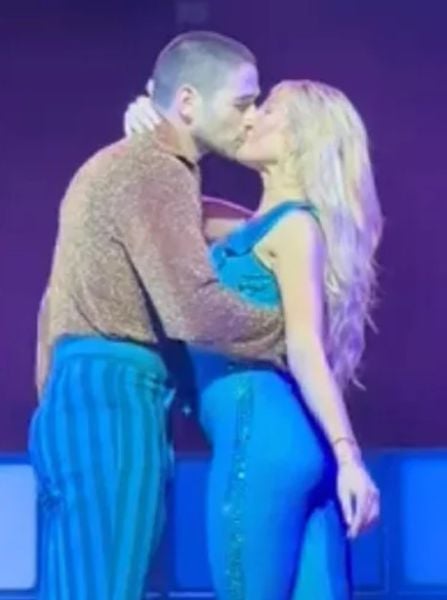 Alan and Emma sharing a kiss during the show