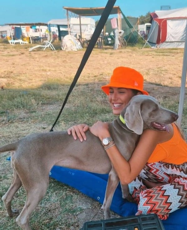 Aleksandra Bogdanska posing with a dog