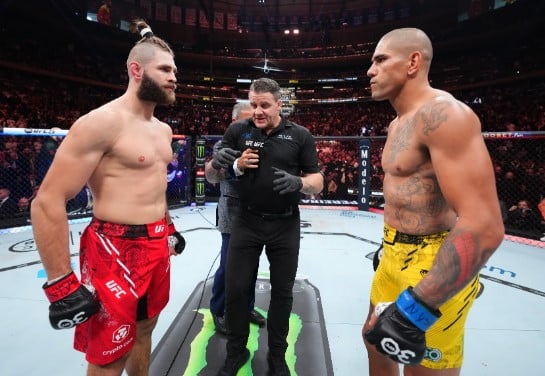 Alex Pereira during a match with Jiří Procházka in 2024