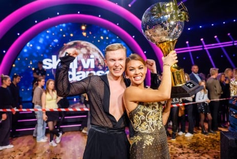 Alexandra Joner posing with the trophy after winning the dance show Skal vi danse (Norway’s version of Dancing with the Stars)