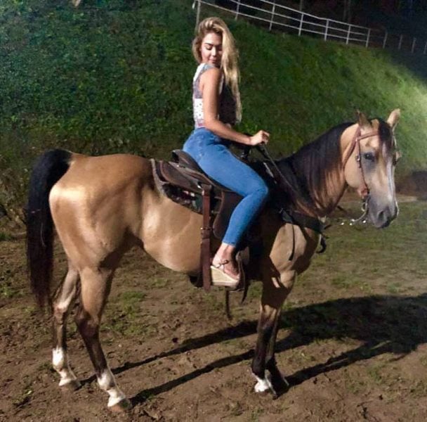 Alexandra Méndez posing on the horse