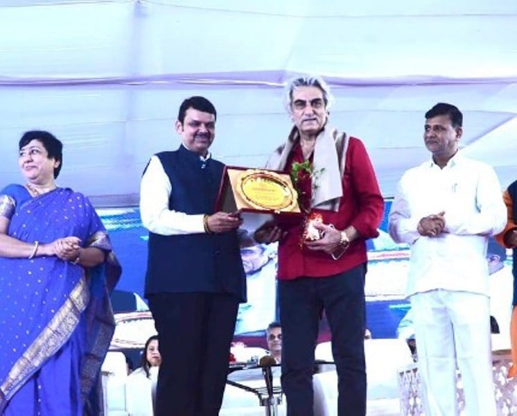 Ali Khan being honoured at Versova Mahotsav 2022 in Mumbai