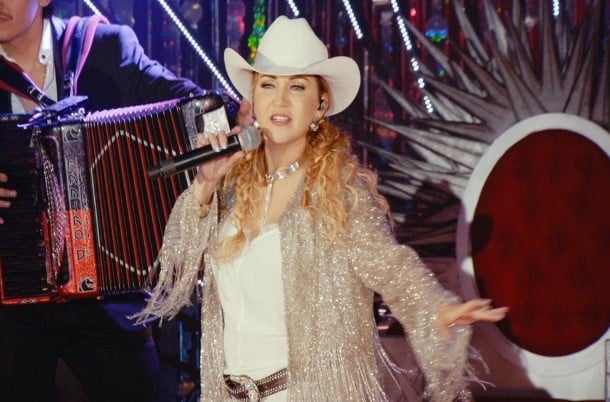 Alicia Villarreal while singing the song Si Una Vez during the Selena Vive tribute show