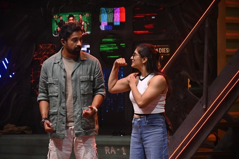 Alifia Zojwala with Rannvijay Singha on the show MTV Roadies Double Cross