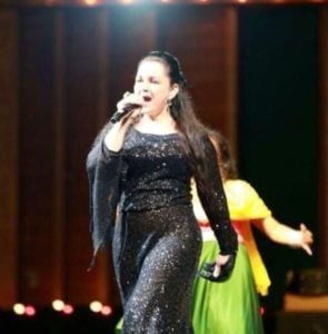 Alisha Chinai while Performing