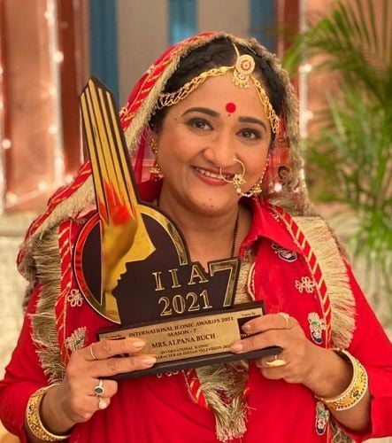 Alpana Buch with her award