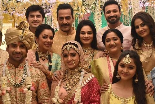 Alpana Buch with the star cast of Anupamaa (2020)