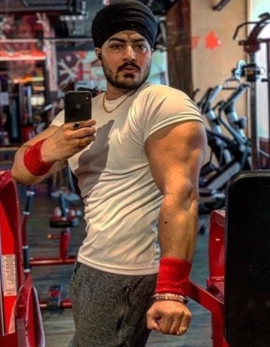 Amanjot Singh working out at a gym