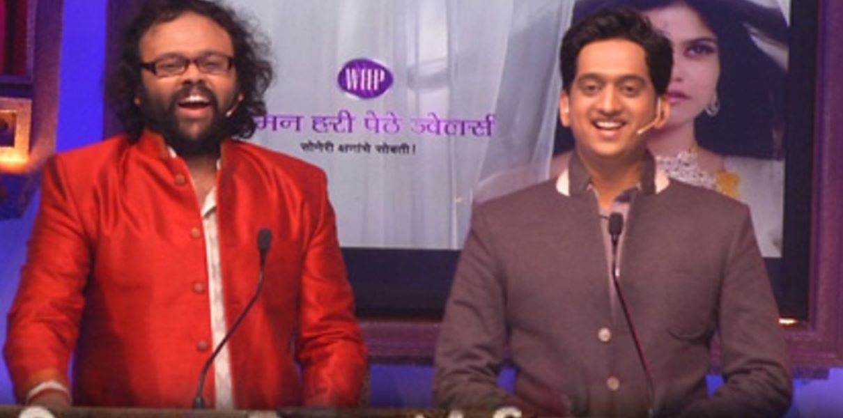 Amey with Pushkaraj Chirputkar co-hosting the Zee Marathi Awards 2015 – Utsav Natyancha Aplya Maitricha