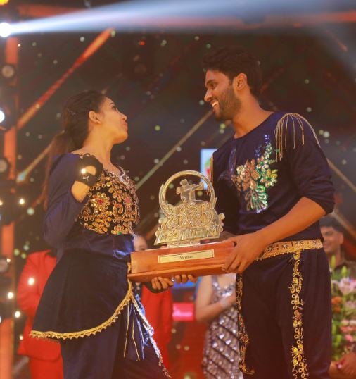 Amir ADS and Pavani Reddy as the winners of BB Jodigal 2