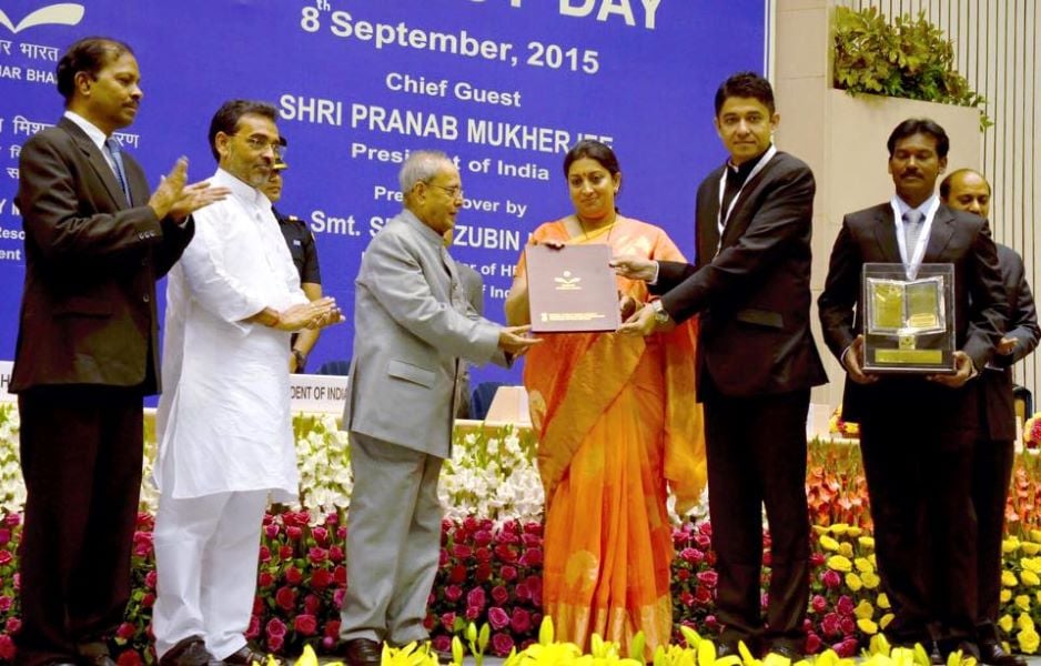 Amit Kataria receiving an award from Pranab Mukherjee