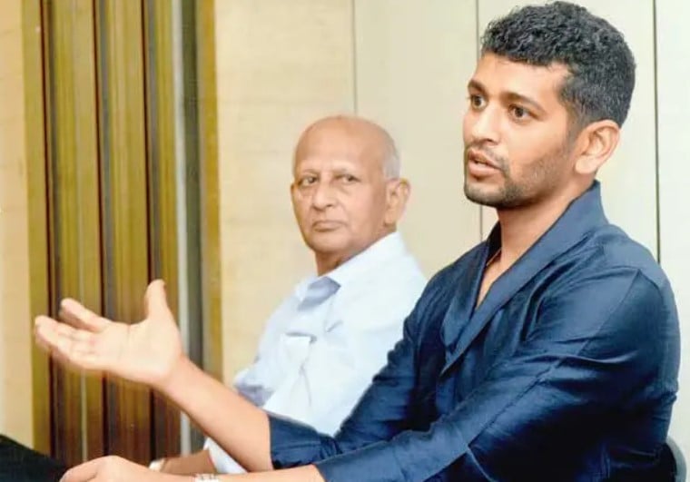 Amol Muzumdar (right) talking to reporters on the day of his retirement