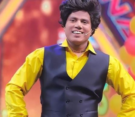 Amudhavanan in a still from the comedy reality show KPY Champions Doubles in August 2022