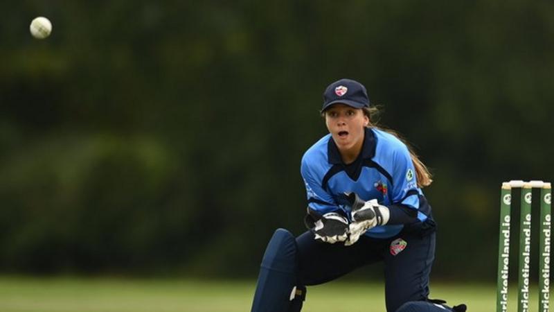 Amy Hunter prepares to take a catch against Typhoons in 2021