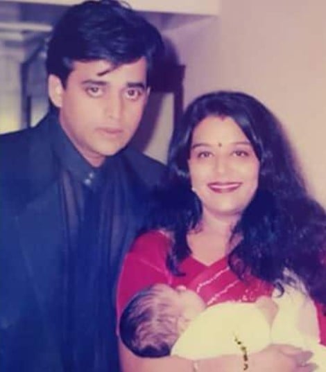 An old picture of Aparna Soni and Ravi Kishan