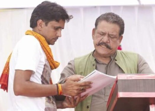 An old picture of Sanoj Mishra during a film shoot with Om Puri