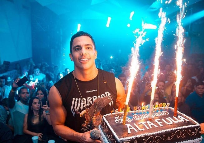 Andrés Altafulla with his fans during a live music show