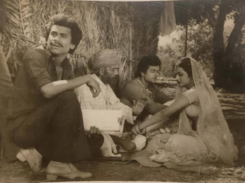Anees Bazmee (left) while directing the Rajasthani film Mhari Pyari Chanana (1983)