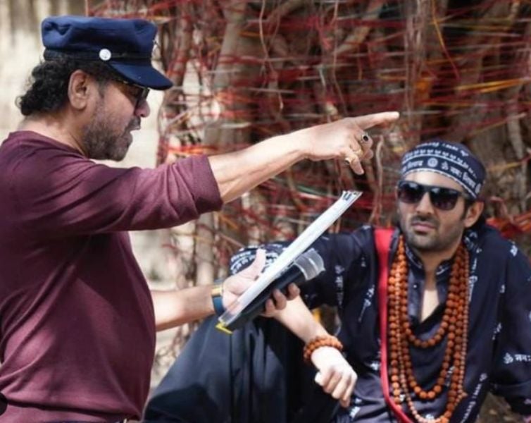 Anees Bazmee (left) with Kartik Aaryan while directing the Bollywood film Bhool Bhulaaiya 2 (2022)