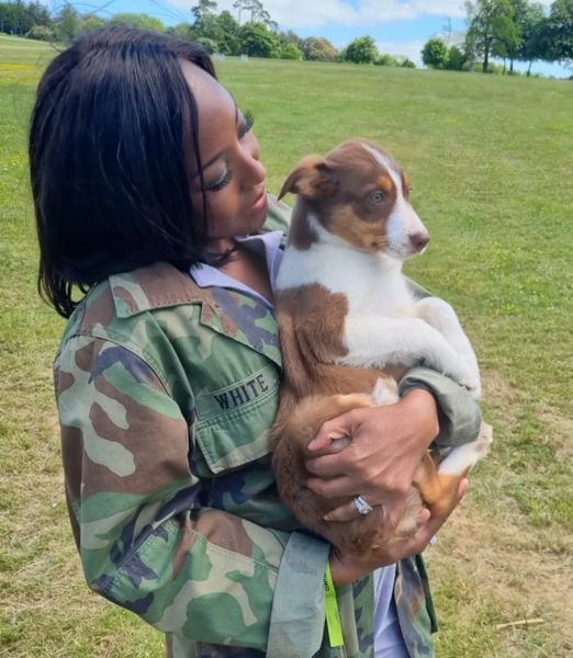 Angellica Bell posing with a dog