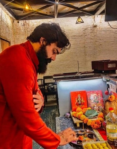 Aniket Chouhan doing pooja