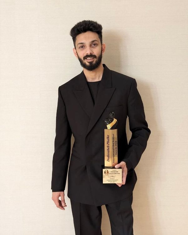 Anirudh Ravichander while posing with the 2024 Dadasaheb Phalke International Film Festival Award