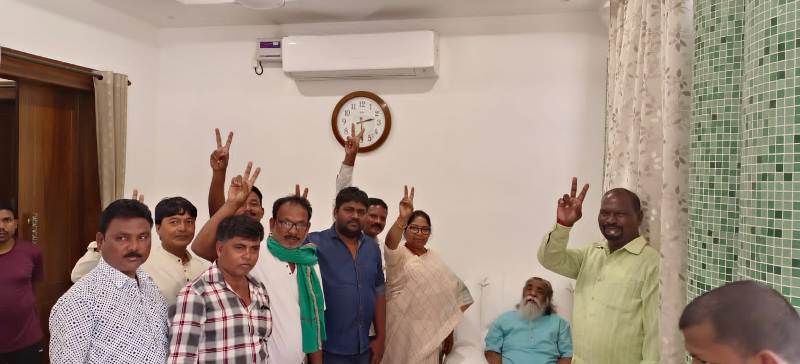 Anjani Soren with other party members of Jharkhand Mukti Morcha