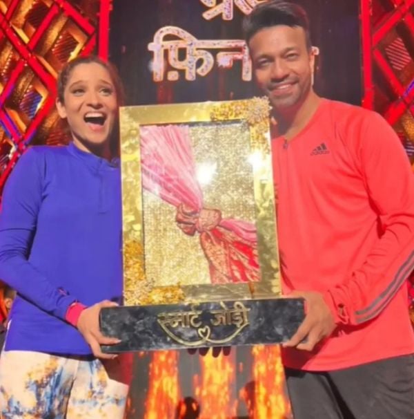 Ankita Lokhande and Vicky Jain with the trophy of Smart Jodi