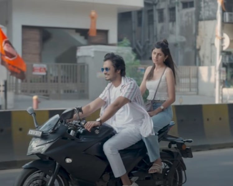 Ankita PrabhuWalawalkar in a still from the music video of Kase Visru (2023)