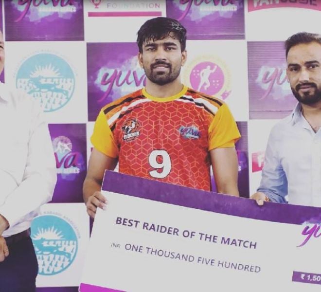 Anuj Kumar receiving cash prize at the Yuva Kabaddi Series Summer Edition 2022