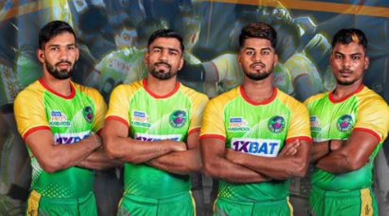 Anuj Kumar (second from left) with Patna Pirates team