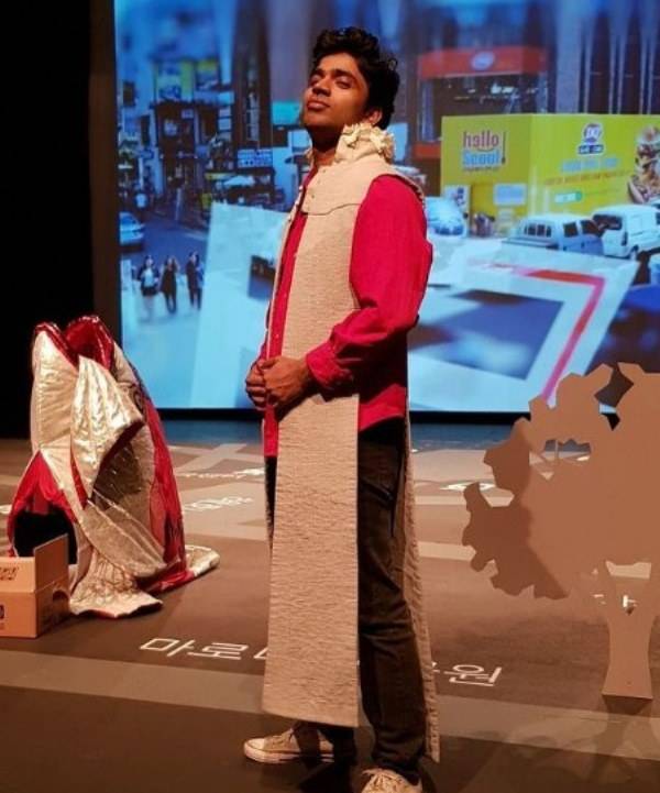 Anupam Tripathi in a scene from Bolryang Jeongnyeon (2015)