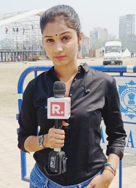 Anupama Jha reporting news for Republic Bharat