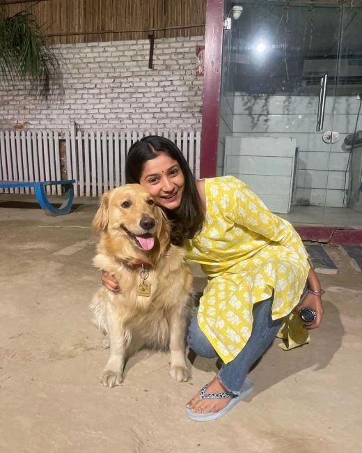 Anupama Jha with a golden retriever