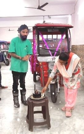 Anurag Dobhal gave an E-rickshaw to Rakhi