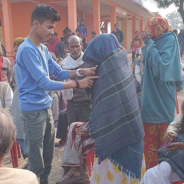 Anurag Dwivedi helping poor people by distributing warm blankets and food